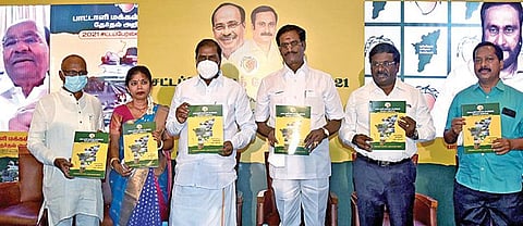 பாமகவின் தேர்தல் அறிக்கை வெளியிடும் நிகழ்ச்சி தலைவர் ஜி.கே மணி தலைமையில் சென்னை தி.நகரில் உள்ள நட்சத்திர ஓட்டலில் நேற்று நடைபெற்றது. நிகழ்ச்சியில் கட்சியின் நிறுவனர் ராமதாஸ், இளைஞர் அணித் தலைவர் அன்புமணி ஆகியோர்  இணைய வழியில் பங்கேற்று தேர்தல் அறிக்கையை வெளியிட்டனர். பொருளாளர் திலகபாமா, வடக்கு மண்டல இணைப் பொதுச்செயலாளர் ஏ.கே.மூர்த்தி, புதுச்சேரி மாநில அமைப்பாளர் தன்ராஜ், வழக்கறிஞர் கே.பாலு, பசுமைத் தாயகம் அமைப்பின் மாநிலச் செயலாளர் அருள் ஆகியோர் கலந்து கொண்டனர். படம்: ம.பிரபு
