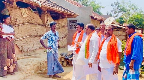 புதுக்கோட்டை மாவட்டம் கறம்பக்குடி ஊராட்சி ஒன்றியப் பகுதியில் வாக்குச் சேகரிப்புப் பணியில் ஈடுபட்ட பாஜகவினர்.