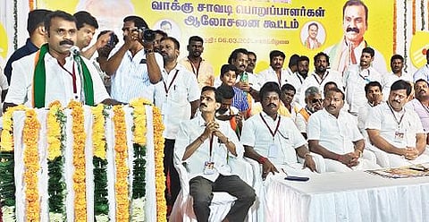 தி.மலை அடுத்த வேங்கிக்காலில் நடைபெற்ற சட்டப்பேரவை தொகுதி வாக்குச்சாவடி பொறுப்பாளர்கள் கூட்டத்தில் பேசும் தமிழக பாஜக தலைவர் எல்.முருகன். அருகில், மாநில வர்த்தகர் அணி துணைத் தலைவர் தணிகைவேல் உள்ளிட்டோர்.