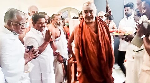 கும்பகோணம் சங்கர மடத்தில் காஞ்சி சங்கராச்சாரியார் ஸ்ரீ விஜயேந்திர சரஸ்வதி சுவாமிகளைச் சந்தித்த சாக்கோட்டை க.அன்பழகன்.