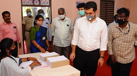 மாதிரி வாக்குச்சாவடியை திறந்து வைத்துப் பார்வையிட்ட மாவட்ட ஆட்சியர் அர்ஜூன் சர்மா.
