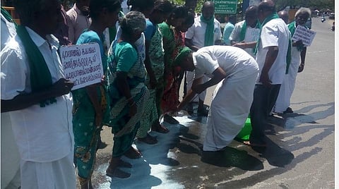 உலக மகளிர் தினத்தையொட்டி பெண்களுக்குப் பாத பூஜை செய்து வணங்கிய விவசாயிகள்.