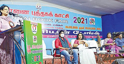 நந்தனம் ஒய்எம்சிஏ மைதானத்தில் நடைபெற்று வரும் சென்னை புத்தகக் காட்சியில் மகளிர் தினத்தையொட்டி நேற்று நடைபெற்ற இலக்கிய நிகழ்ச்சிக்கு ரயில்வே ஐஜி வே.வனிதா தலைமை தாங்கி பேசினார். அருகில் மனநல மருத்துவர் ஷாலினி, தமிழ் மரபு அறக்கட்டளை பன்னாட்டு அமைப்பின் தலைவர் க.சுபாஷினி, ஊடகவியலாளர் சுகிதா  சாரங்கராஜ், பபாசி நிர்வாகி ஒளிவண்ணன்.படம்: பு.க.பிரவீன்