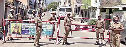 பெரியகுளம் தெற்கு அக்ரஹாரத்தில் துணை முதல்வர் ஓ.பன்னீர்செல்வத்தின் வீடு உள்ள தெருப் பகுதியில் இரும்பு தடுப்புகள் வைத்து பாதுகாப்பில் ஈடுபட்டுள்ள போலீஸார்.