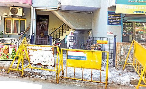 சென்னை கோடம்பாக்கம் பவர் ஹவுஸ் சிவன் கோயில் தெருவில் கரோனா தொற்றால் பாதிக்கப்பட்டவர் வீட்டின் முன்பு கிருமிநாசினி தெளிக்கும் பணியில் ஈடுபட்டுள்ள மாநகராட்சி சுகாதார ஊழியர்.படம்: ம.பிரபு