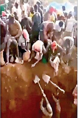 காங்கோவில் மலை நிறைய தங்கம் தோண்டி எடுத்துச்சென்ற மக்கள்: சமூக வலைதளங்களில் வைரலான வீடியோ