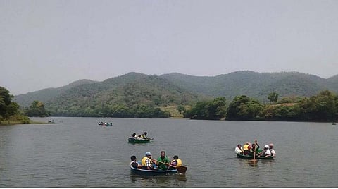 பரளிக்காடு சூழல் சுற்றுலாவில் இடம்பெறும் பரிசல் பயணம். | கோப்புப் படம்.