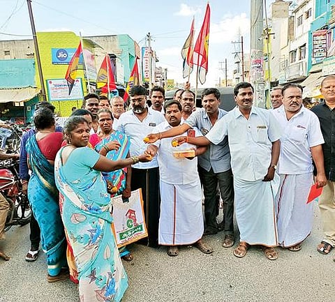 சேத்துப்பட்டில் நேற்று பொதுமக்களுக்கு இனிப்பு வழங்கிய தேமுதிகவினர்.