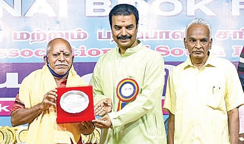 சென்னை நந்தனம் ஒய்எம்சிஏ மைதானத்தில் நேற்று நடைபெற்ற பபாசி 44-வது சென்னை புத்தகக் காட்சி நிறைவுநாள் நிகழ்ச்சியில், பதிப்புத் துறையில் 25 ஆண்டுகள் சேவைபுரிந்த பதிப்பாளர்களுக்கு உயர்நீதிமன்ற நீதிபதி ஆர்.மகாதேவன் விருதுகள் வழங்கி கவுரவித்தார். அருகில் பபாசி முன்னாள் தலைவர் வயிரவன் உள்ளார். படம்: பு.க.பிரவீன்