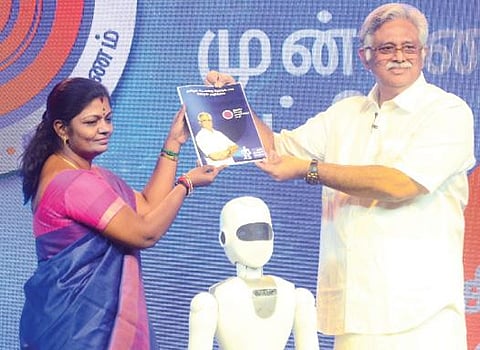 சென்னையில் நேற்று நடந்த நிகழ்ச்சியில், இந்திய மக்கள் முன்னேற்றக் கட்சியின் தேர்தல் அறிக்கையை கட்சித் தலைவர் அர்ஜுனமூர்த்தி வெளியிட, விழுப்புரம் மாவட்டச் செயலாளர் யமுனா பெற்றுக்கொண்டார்.படம்: பு.க.பிரவீன்