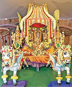 கரோனா நிபந்தனைகளால், கல்யாண வெங்கடேஸ்வரர் கோயில் பிரம்மோற்சவத்தின் 8ம் நாளான நேற்று காலை, தேரோட்டத்துக்குப் பதில், சர்வ பூபால வாகனத்தில் உற்சவ மூர்த்திகள் எழுந்தருளி பக்தர்களுக்கு அருள் பாலித்தனர்.