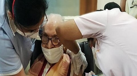 கரோனா தடுப்பூசி போட்டுக்கொண்ட 103 வயது மூதாட்டி