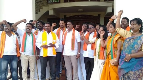 காரைக்கால் மாவட்டத்தில் உள்ள நெடுங்காடு சட்டப்பேரவைத் தொகுதியை பாஜகவுக்கு ஒதுக்கக் கோரி, அத்தொகுதிக்குட்பட்ட மேலகாசாக்குடியில் முழக்கமிட்ட பாஜகவினர்.