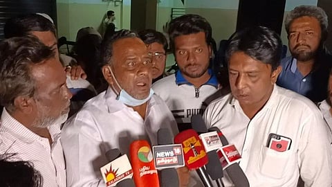 அமைச்சர் நிலோபர்கபீல் வீட்டு முன்பாக திரண்டு அதிமுகவுக்கு வாக்களிக்க மாட்டோம் என பேட்டியளித்த அதிமுக நிர்வாகிகள்.