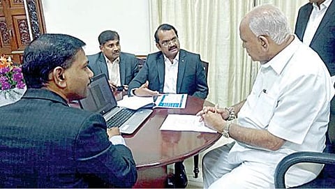 கர்நாடக முதல்வர் எடியுரப்பாவுடன், முதல்வரின் செயலாளர் எஸ்.செல்வகுமார்,  என்.டி.ஆர்.எஃப் தலைவர் விஞ்ஞானி மயில்சாமி அண்ணாதுரை (இடது), என்.டி.ஆர்.எஃப் இயக்குனர் ராணுவ விஞ்ஞானி வி.டில்லிபாபு (வலது), ஆலோசகர் லக்ஷ்மி நாராயணா.