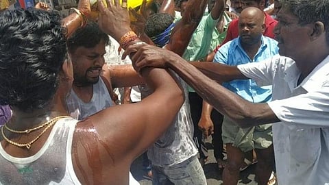 சிவகங்கையில் அமைச்சர் ஜி.பாஸ்கரனுக்கு சீட் மறுக்கப்பட்டதைக் கண்டித்து ஆதரவாளர்கள் தீக்குளிக்க முயற்சி