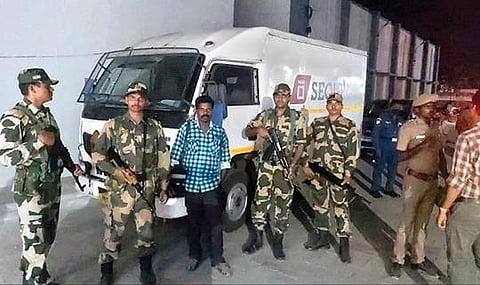 திருப்பத்தூர் அருகே வாகன சோதனையில் ரூ.22 கோடி மதிப்பிலான தங்க நகைகளை ஏற்றி வந்த வேனை, மாவட்ட ஆட்சியர் அலுவலகத்தில் நிறுத்தப்பட்டுள்ளது. அங்கு, மத்திய எல்லை பாதுகாப்புப்படையினர் பாதுகாப்புப்பணியில் ஈடுபட்டனர்.