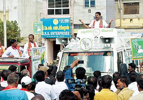 வேலூர் கிருபானந்த வாரியார் சாலையில் நடந்த தேர்தல் பிரச்சாரத்தில் விவசாயி சின்னத்துக்கு வாக்கு சேகரித்த நாம் தமிழர் கட்சியின் தலைமை ஒருங்கிணைப்பாளர் சீமான். படம்: வி.எம்.மணிநாதன்.