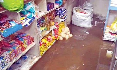ஆழ்வார்தோப்பு சுரங்கப்பாதை அருகேயுள்ள கடைக்குள் புகுந்த மழைநீர்.