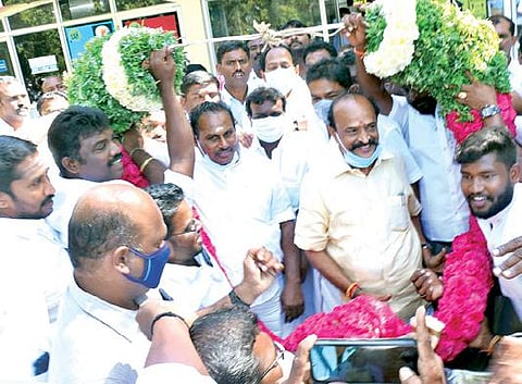 தூத்துக்குடி விமான நிலையத்தில் அதிமுக வேட்பாளர்கள் கடம்பூர் ராஜு, சண்முகநாதன், சின்னப்பன், மோகன் ஆகியோருக்கு அதிமுக தொண்டர்கள் பிரம்மாண்ட மாலை அணிவித்து வரவேற்றனர்.
