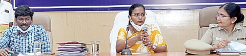 காஞ்சிபுரம் ஆட்சியர் அலுவலகத்தில் நடைபெற்ற மண்டல மற்றும் உதவி மண்டல அலுவலர்களுக்கான கூட்டத்தில் பேசுகிறார் மாவட்ட ஆட்சியர் மகேஸ்வரி.