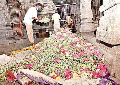 திருவண்ணாமலை அண்ணாமலையார் கோயிலில் லட்சார்ச்சனைக்காக குவிக்கப்பட்ட மலர்கள்.