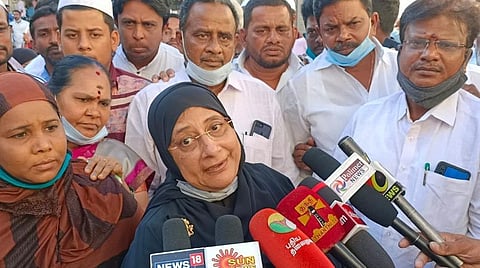 செய்தியாளர்களுக்கு பேட்டியளித்த அமைச்சர் நிலோபர் கபீல்.