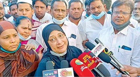 வாணியம்பாடியில் நேற்று செய்தியாளர்களை சந்தித்த தொழிலாளர் நலத்துறை அமைச்சர் நிலோபர்கபீல்.