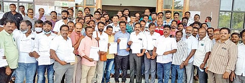 திருப்பூர் ஆட்சியர் அலுவலகத்துக்கு நேற்று மனு அளிக்க வந்த வீடியோ, புகைப்படக்காரர்கள் சங்கத்தைச் சேர்ந்தவர்கள். படம்: இரா.கார்த்திகேயன்