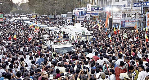 சேலம் மாவட்டம் வாழப்பாடி பேருந்து நிலையம் அருகே நேற்று மாலை ஏற்காடு சட்டப்பேரவைத் தொகுதி அதிமுக வேட்பாளர் சித்ராவை ஆதரித்து முதல்வர் பழனிசாமி வாக்கு சேகரித்தார். படம்: எஸ்.குரு பிரசாத்