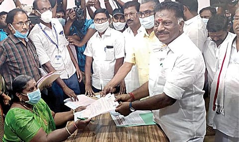 போடி வட்டாட்சியர் அலுவலகத்தில் தேர்தல் அலுவலர் விஜயாவிடம் வேட்பு மனுவை தாக்கல் செய்த துணை முதல்வர் ஓ.பன்னீர்செல்வம்.