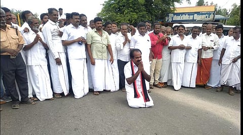 புதுக்கோட்டை மாவட்டம் ஆலங்குடி அருகே கேப்பறையில் மண்ணைத் தொட்டு வணங்கி தேர்தல் பிரச்சாரத்தைத் தொடங்கிய திமுக வேட்பாளர் சிவ.வீ.மெய்யநாதன்.