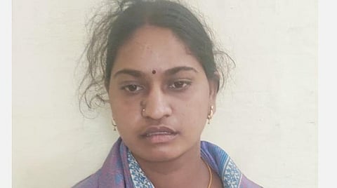 கரோனா தடுப்பூசி செலுத்துவதாகக் கூறி மயக்க ஊசி செலுத்தித் திருட்டு: உறவினரிடமே கைவரிசை காட்டிய இளம்பெண் கைது