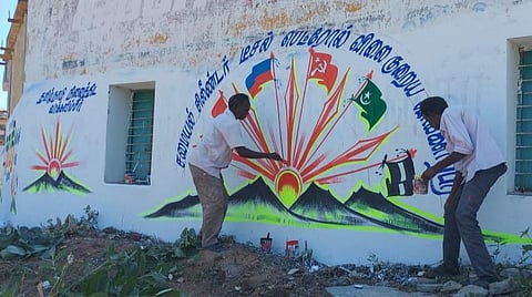 கலசப்பாக்கம் அடுத்த கடலாடி பகுதியில் சுவர் விளம்பரம் பணியில் மும்மராக ஈடுப்பட்டுள்ள ஓவியர்கள்.