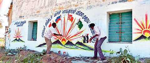 கலசப்பாக்கம் அடுத்த கடலாடி பகுதியில் சுவர் விளம்பரம் வரையும் பணியில் ஈடுபட்டுள்ள ஓவியர்கள்.