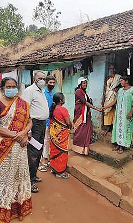 இடுக்கி மாவட்டம் தேவிகுளம் தொகுதியில்வசிக்கும் தமிழர்களிடம் பிரச்சாரத்தில் ஈடுபடும் வேட்பாளர்கள்.