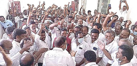 காரைக்குடி தொகுதி சீட் கேட்டு தேவகோட்டையில் ப.சிதம்பரத்தை முற்றுகையிட்டு கோஷமிட்ட முன்னாள் நகராட்சித் தலைவர் வேலுசாமி ஆதரவாளர்கள்.