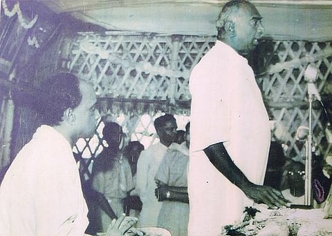 பள்ளியின் பதிவேட்டில் காமராஜர் எழுதிச் சென்ற நற்சான்று.