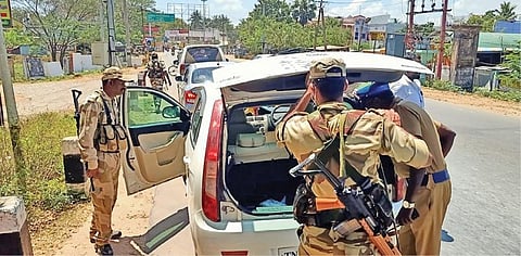 கடலூர் தொகுதிக்குட்பட்ட மஞ்சக்குப்பத்தில் வாகனத் தணிக்கையில் ஈடுபடும் பறக்கும் படை குழுவினர்.