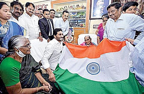 சுதந்திரப் போராட்ட வீரர் பிங்கலி வெங்கய்யாவின் மகள் சீதா மகா லட்சுமியை சந்தித்த முதல்வர் ஜெகன்மோகன் ரெட்டி, தேசியக் கொடியுடன் புகைப்படம் எடுத்துக் கொண்டார்.