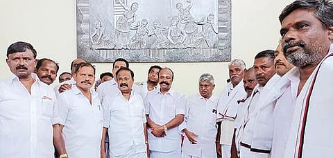 இளையான்குடியில் நடந்த நிகழ்ச்சியில் திமுக மாவட்டச் செயலாளர் கே.ஆர்.பெரியகருப்பன் முன்னிலையில் அக்கட்சியில் இணைந்த அதிமுக ஒன்றிய கவுன்சிலர் வே.முருகன்.
