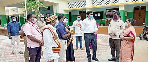 தஞ்சாவூர் அருகே அம்மாபேட்டையில் உள்ள அரசு உதவிபெறும் மகளிர் மேல்நிலைப் பள்ளியில் நேற்று ஆய்வு செய்கிறார் ஆட்சியர் ம.கோவிந்தராவ்.