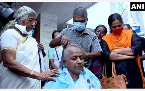 காங்கிரஸ் கட்சி அலுவலகம் முன் அமர்ந்து தலையை மொட்டையடித்துக் கொண்ட லத்திகா சுபாஷ் : படம் ஏஎன்ஐ