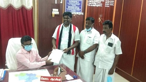 சிவகங்கை கோட்டாட்சியர் அலுவலகத்தில் கோட்டாட்சியர் முத்துகழுவனிடம் வேட்புமனுத் தாக்கல் செய்த அதிமுக வேட்பாளர் பி.ஆர்.செந்தில்நாதன்.