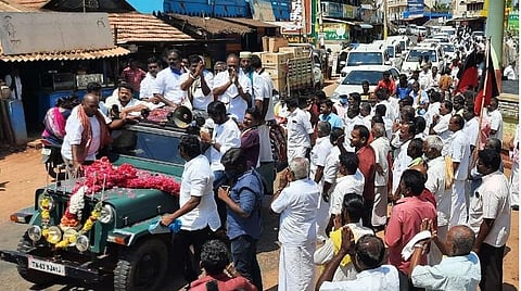காரைக்குடி தொகுதியில் கோவிலூரில் ஊர்வலமாக சென்ற காங்கிரஸ் வேட்பாளர் மாங்குடி.