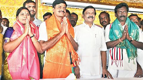 சட்டப்பேரவை தேர்தலில் அதிமுகவுக்கு ஆதரவு தெரிவித்து பிரச்சாரம் செய்வதாக, வேலூரில் நேற்று செய்தியாளர்களை சந்தித்த புதியநீதி கட்சியின் தலைவர் ஏ.சி.சண்முகம். அருகில், அதிமுக வேட்பாளர்கள் அப்பு, ராமு, பரிதா உள்ளிட்டோர். படம்: வி.எம்.மணிநாதன்.