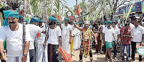 தேவகோட்டையில் காரைக்குடி சாலையில் அரிவாள் ஏந்தி கருப்பணசாமி ஆட்டத்துடன் வேட்பு மனுத் தாக்கல் செய்ய வந்த நாம் தமிழர் கட்சியினர்.