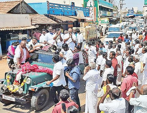காரைக்குடி தொகுதி கோவிலூரில் ஊர்வலமாகச் சென்ற காங்கிரஸ் வேட்பாளர் மாங்குடி.