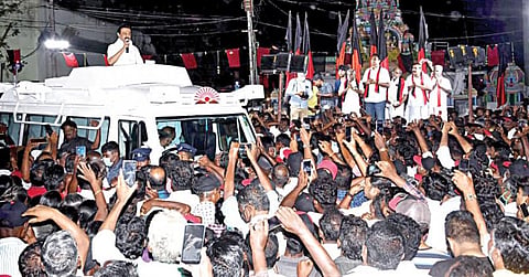 திருவாரூர் தெற்கு வீதியில் நேற்று நடைபெற்ற பிரச்சாரத்தில், திமுக வேட்பாளர்கள் திருவாரூர் பூண்டி கே.கலைவாணன், மன்னார்குடி டிஆர்பி.ராஜா, நன்னிலம் ஜோதிராமன், திருத்துறைப்பூண்டி இந்திய கம்யூனிஸ்ட் கட்சி  வேட்பாளர் க.மாரிமுத்து ஆகியோரை அறிமுகம் செய்து வைத்து பேசுகிறார் திமுக தலைவர் மு.க.ஸ்டாலின்.