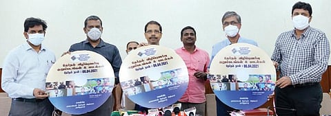 வாக்காளர்களுக்கு தேர்தல் விழிப்புணர்வு ஏற்படுத்துவதற்காக தயாரிக்கப்பட்ட தேர்தல் விழிப்புணர்வு குறும்படங்கள் மற்றும் பாடல்கள் அடங்கிய 5 குறுந்தகடுகளை தலைமை தேர்தல் அதிகாரி சத்யபிரத சாஹு சென்னை தலைமைச் செயலகத்தில் நேற்று வெளியிட்டார். உடன் கூடுதல் தலைமை தேர்தல் அதிகாரி வே,ராஜாராமன், இணை தலைமை தேர்தல் அதிகாரிகள் ஆனந்த், அஜய்யாதவ், வே.மணிகண்டன் உள்ளிட்டோர்.